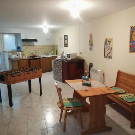 Apartament Small, Discreet And Bright Townhouse Fumel
